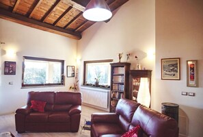 Lobby sitting area - Villa Farfalla Bianca (Vitorchiano)