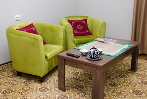 高级双床房 | 高档床上用品、办公桌、遮光窗帘、熨斗/熨板