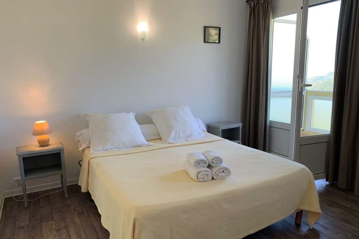 Basic Oda, Balkon, Deniz Manzaralı | Kaliteli yatak takımı, ücretsiz beşik/çocuk yatağı 