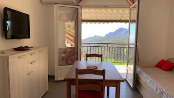 Basic Apartment, Balcony, Sea View | Ruang tamu | TV skrin rata