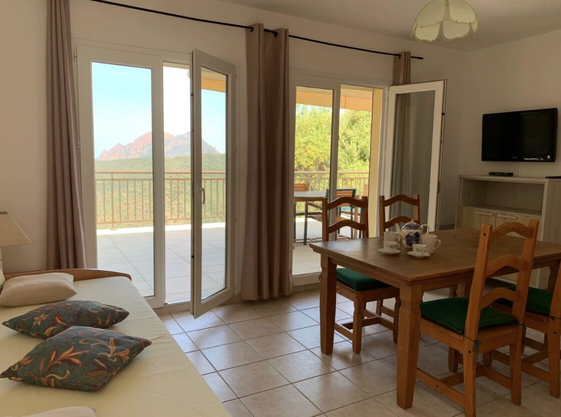 Superior-Apartment, Balkon, Meerblick | Wohnbereich | Flachbildfernseher