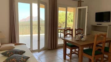 Superior-Apartment, Balkon, Meerblick | Wohnbereich | Flachbildfernseher