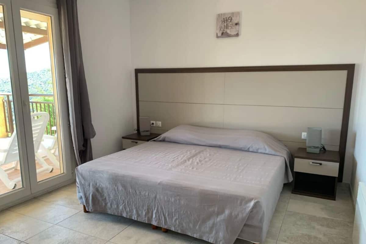 Apart Daire, Balkon, Deniz Manzaralı | Kaliteli yatak takımı, ücretsiz beşik/çocuk yatağı 