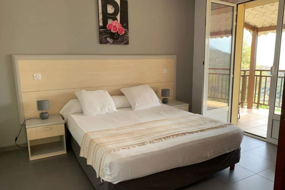 Basic Apart Daire, Balkon, Deniz Manzaralı | Kaliteli yatak takımı, ücretsiz beşik/çocuk yatağı 