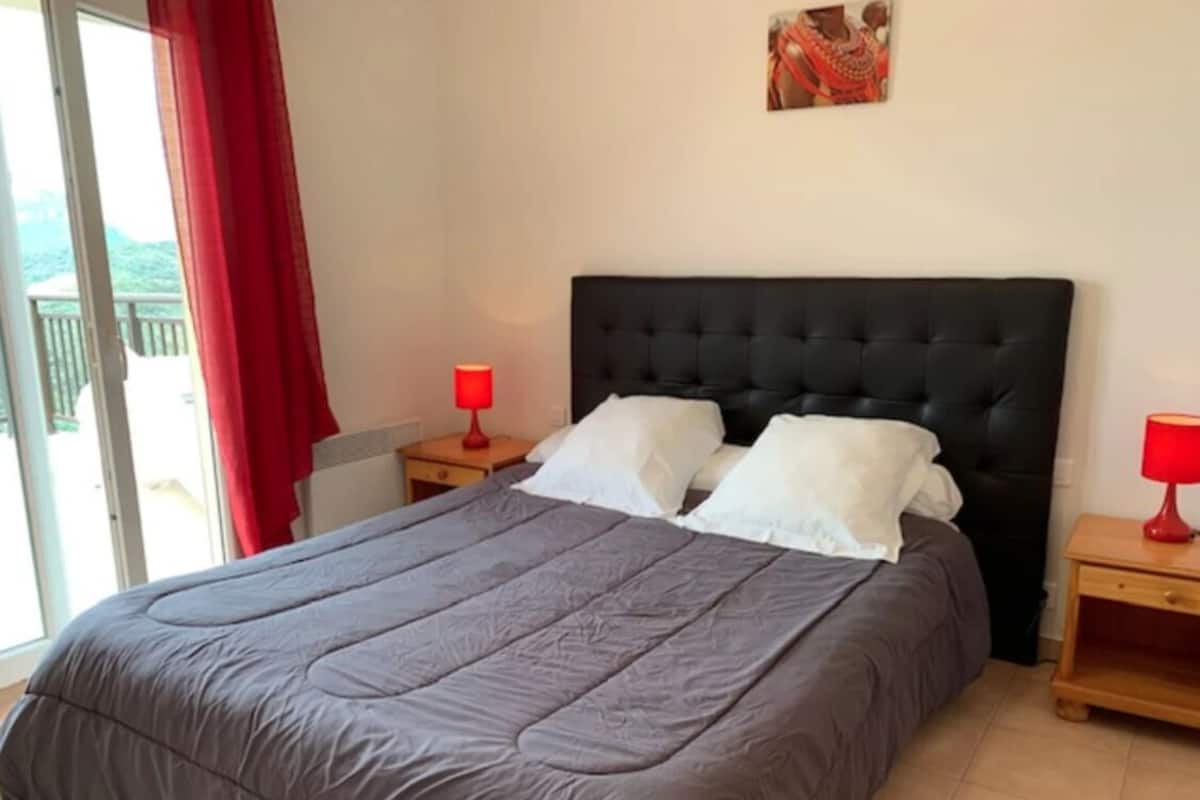 Economy Apart Daire, Balkon, Deniz Manzaralı | Kaliteli yatak takımı, ücretsiz beşik/çocuk yatağı 