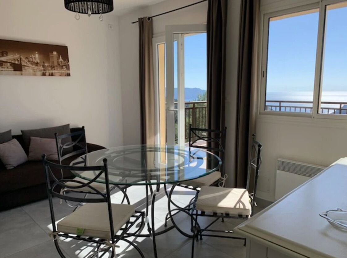 Classic-Apartment, Balkon, Meerblick | Essbereich im Zimmer