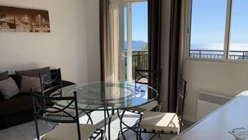Classic-Apartment, Balkon, Meerblick | Essbereich im Zimmer