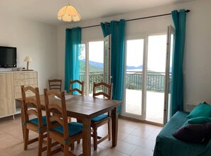 Apartamento econômico, sacada, vista para o mar | Área de estar | TV de tela plana