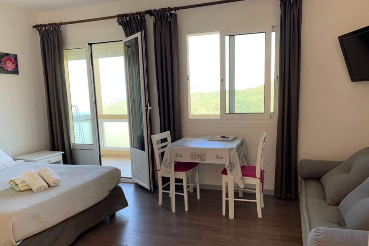 Junior Oda, Balkon, Deniz Manzaralı | Kaliteli yatak takımı, ücretsiz beşik/çocuk yatağı 
