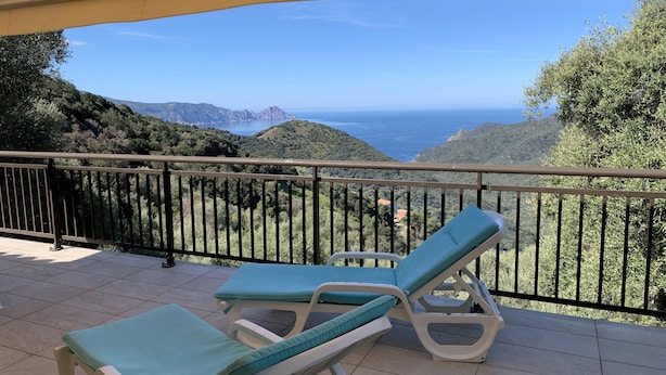 A balcony with two lounge chairs and a view of the sea. - Les Asphodèles (Partinello)