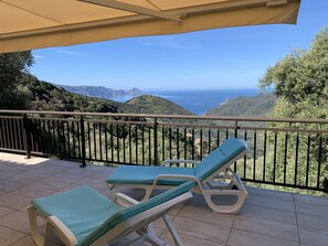 A balcony with two lounge chairs and a view of the sea. - Les Asphodèles (Partinello)