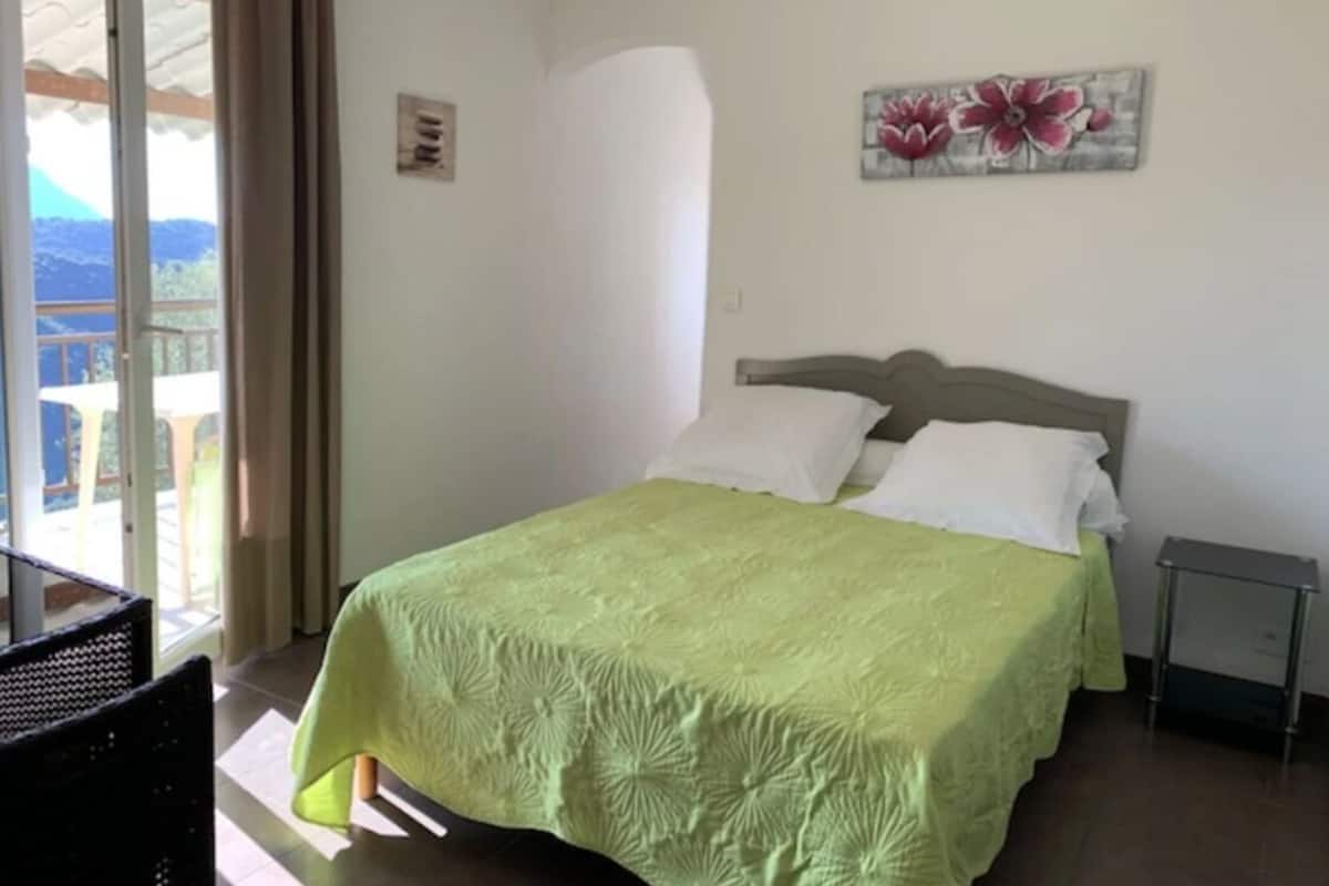 Junior Apart Daire, Balkon, Deniz Manzaralı | Kaliteli yatak takımı, ücretsiz beşik/çocuk yatağı 