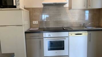Appartement, balcon, vue mer | Cuisine privée | Bouilloire électrique