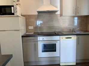 Junior Apartment, Balcony, Sea View | Private kitchen | Electric kettle - Les Asphodèles (Partinello)