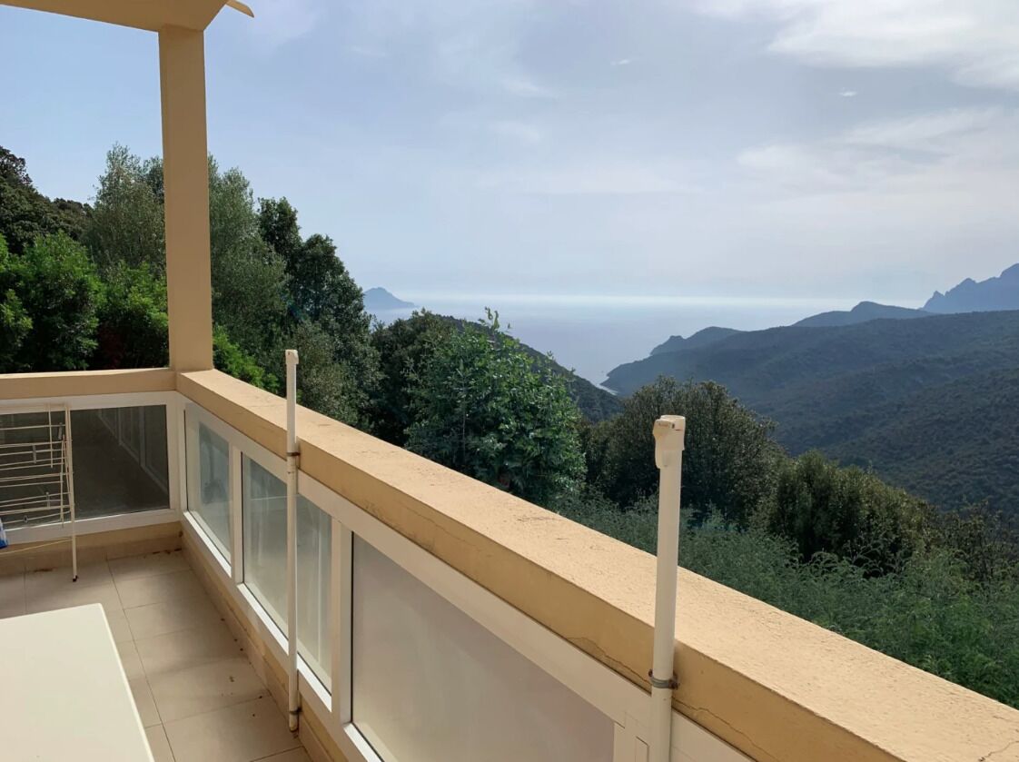 Un balcón con vista a un paisaje montañoso.