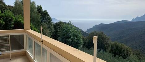 Un balcón con vista a un paisaje montañoso.