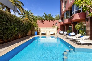 Seasonal outdoor pool, open 7:00 AM to 9:00 PM, pool loungers