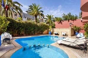 Piscine extérieure (ouverte en saison), chaises longues