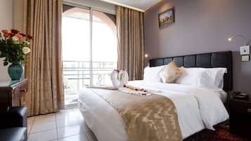 Double or Twin Room | 1 bedroom, in-room safe, blackout drapes, soundproofing
