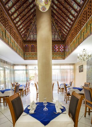 Petit déjeuner buffet (5 EUR par personne)