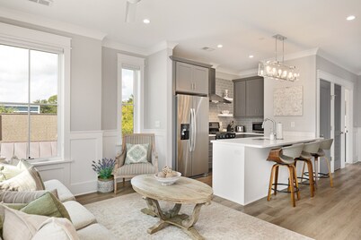 Elegant and Chic Condo in Downtown Historic Charleston
