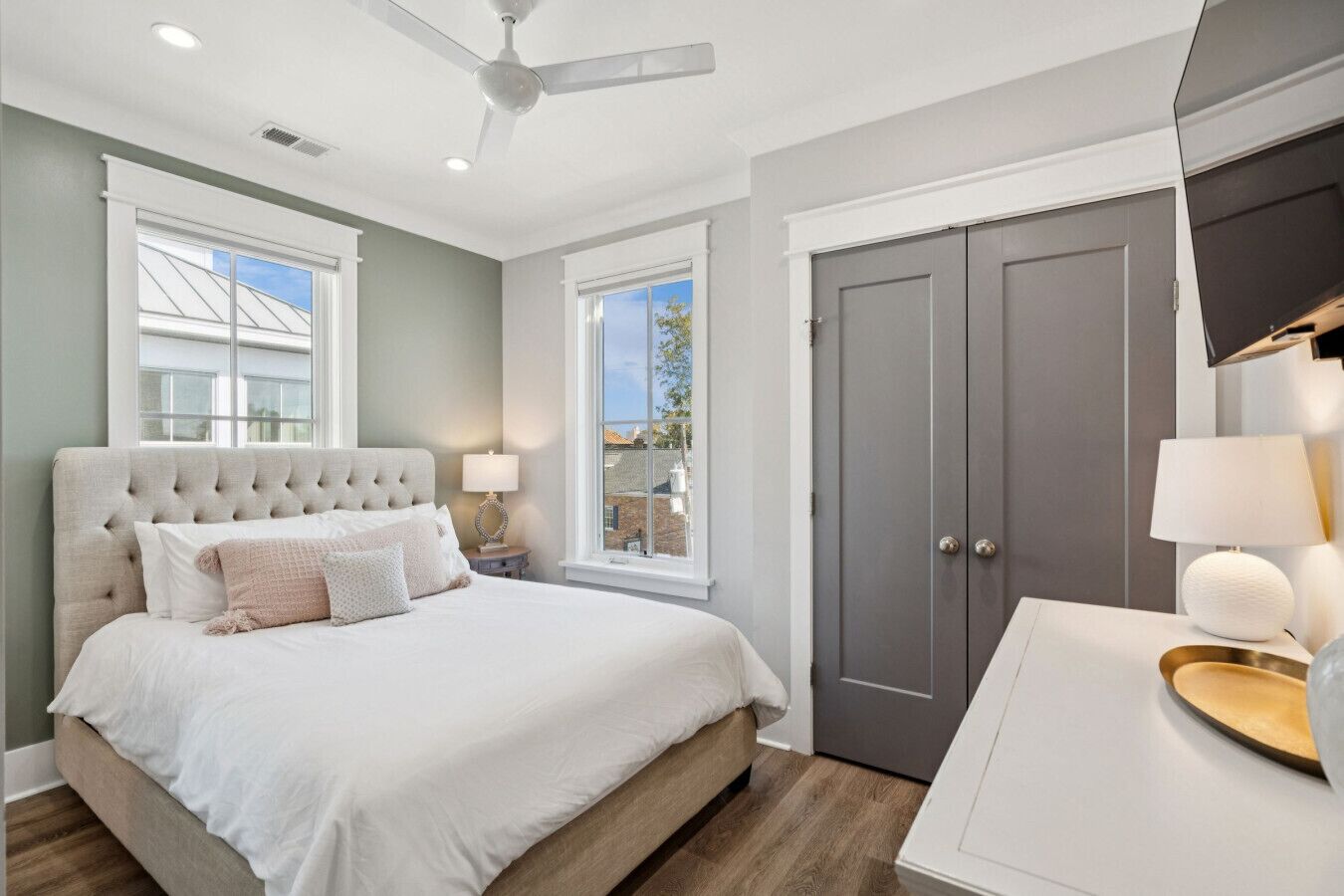 2 多间卧室、办公桌、熨斗/熨衣板、旅行婴儿床