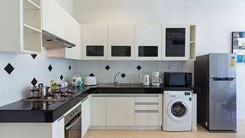 2 Bedrooms Pool Villa | Eget kjøkken | Kjøleskap, mikrobølgeovn, ovn og kokeplater