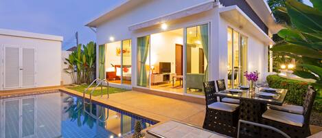 สระว่ายน้ำกลางแจ้ง, เก้าอี้อาบแดดริมสระ