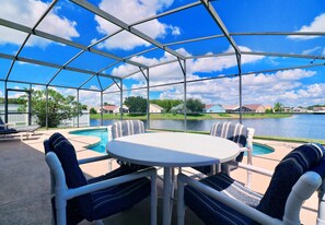 Una piscina al aire libre, una piscina climatizada