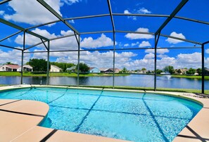 Una piscina al aire libre, una piscina climatizada