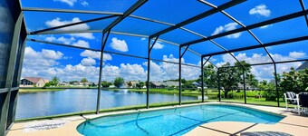 ディズニーのロケーションには、プールとキングサイズの4柱ベッドが備わります