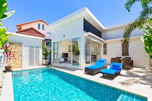 Outdoor pool, pool umbrellas, sun loungers - Tropical Holiday 2BR Pool Villa Greens 9 (Rawai)