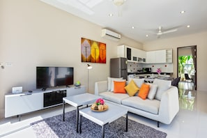 2 Bedrooms Pool Villa | Wohnbereich | LCD-Fernseher