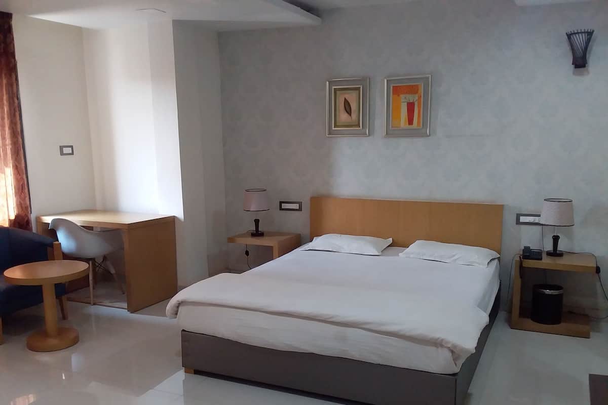 Suite Deluxe | 1 habitación, cortinas blackout, camas extra y ropa de cama