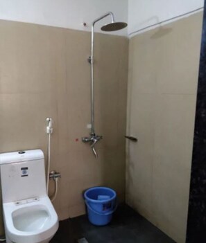 Douche, articles de toilette gratuits, serviettes fournies