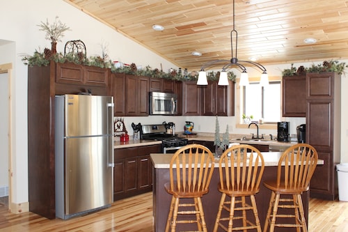 Northwoods Wisconsin Retreat!!  Newly built cabin sleeps 12 comfortably.  