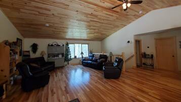 TV connectée, lecteur de DVD, baby-foot, livres