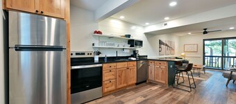 Lakeside Mudding Bear Condo: Beach, Sauna, Club Room, Private Balcony