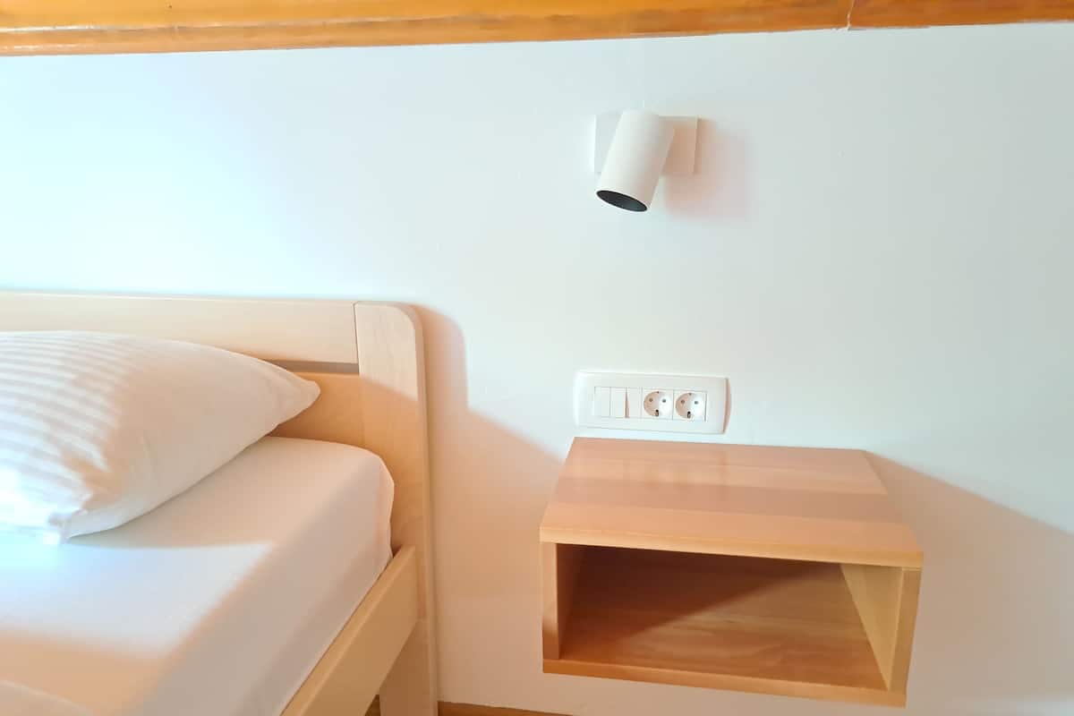 Tabla de planchar con plancha, wifi gratis y ropa de cama