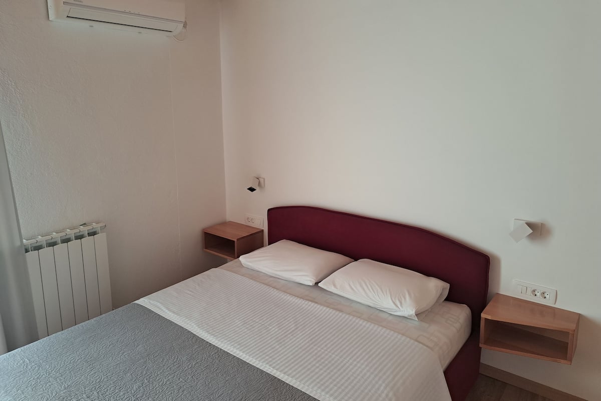 Tabla de planchar con plancha, wifi gratis y ropa de cama