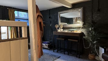 Comfort Apartment, Private Bathroom, Courtyard View (Garden Apartment)