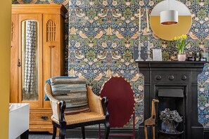 Habitación doble superior, baño en la habitación, vista al patio (Crown Main House) | Interior