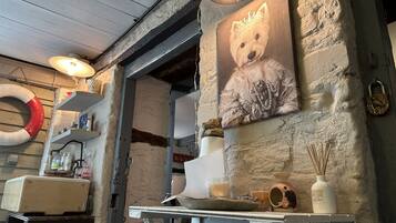 Comfort Apartment, Private Bathroom, Courtyard View (Garden Apartment) | Interior