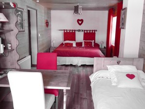 Habitación triple, varias camas, no fumadores | Ropa de cama de alta calidad y decoración individual
