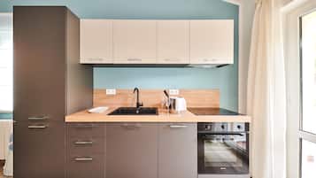 One Bedroom Apartment | Privékitchenette | Een koelkast/vriezer, een magnetron, een oven, een kookplaat