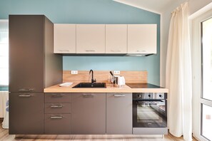 Refrigerador con freezer, microondas, horno, placa de cocina