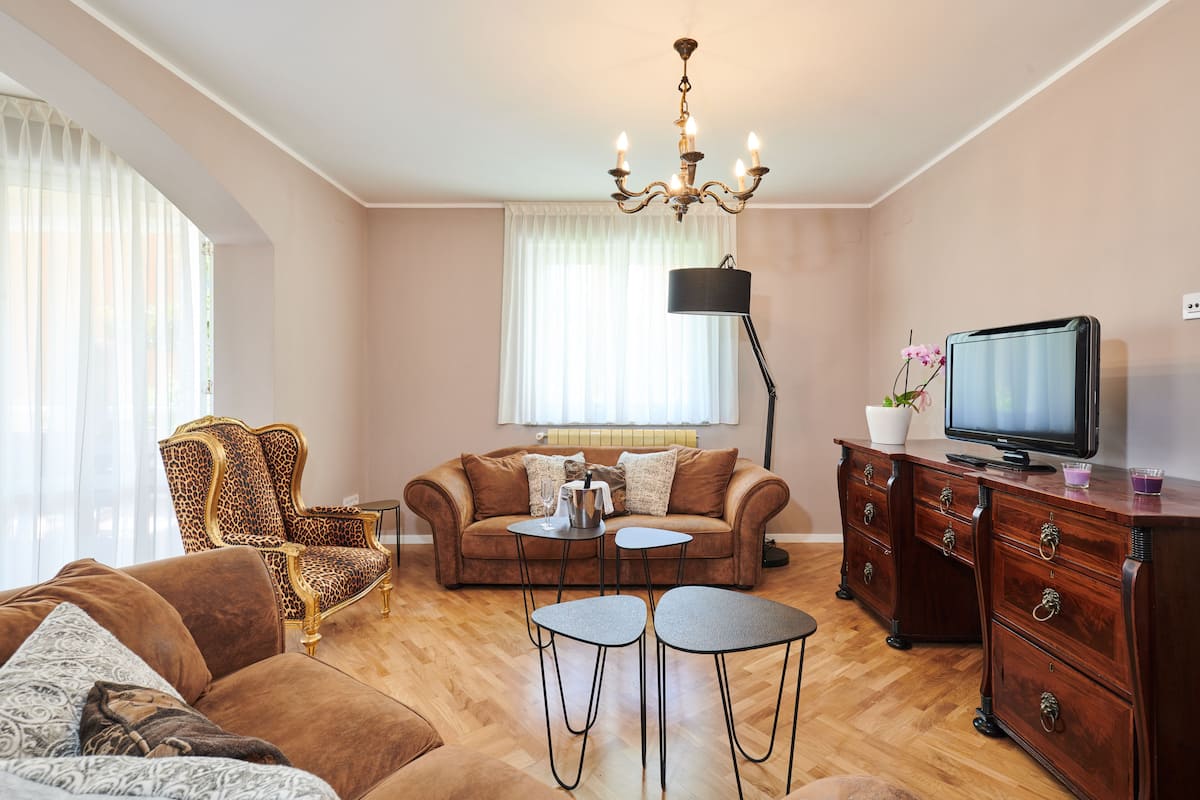 Three Bedroom Apartment | Woonruimte | Een lcd-televisie