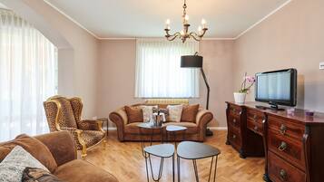 Three Bedroom Apartment | Wohnbereich | LCD-Fernseher