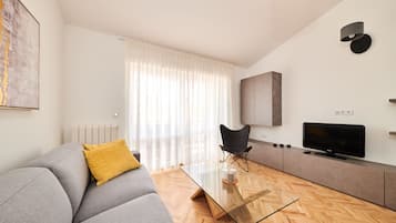 Two Bedroom Apartment | 1 間臥室、客房內保險箱、書桌、熨斗/熨衣板