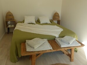 Premium bedding, individually decorated, individually furnished, desk - La Sellerie (Romagné)